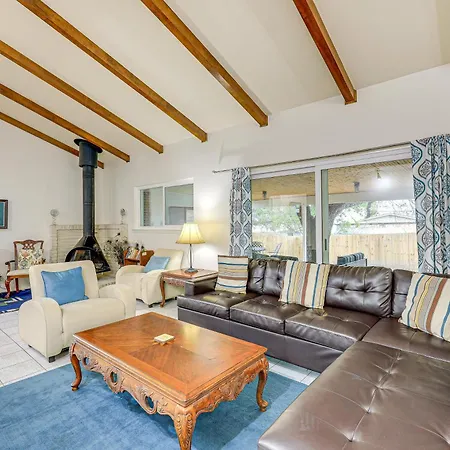 Charming San Antonio Abode About 10 Mi To River Walk!